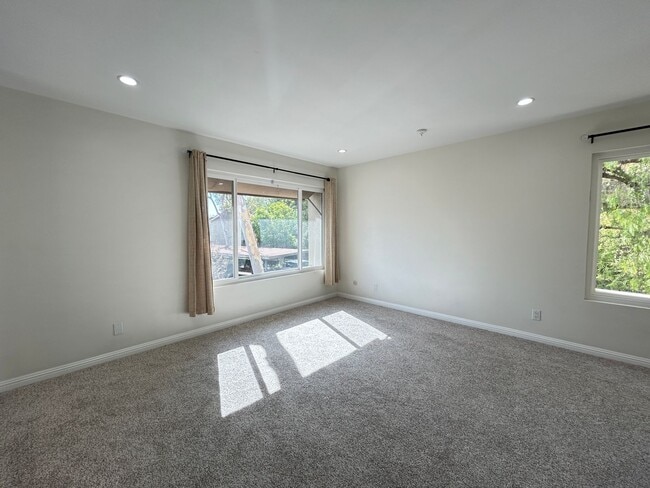 Building Photo - 5749 E Creekside Ave