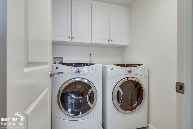 Building Photo - Bright & Spacious 2Bdm 2Ba Townhome in Eas...