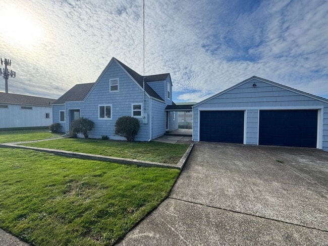 Building Photo - Large Home in Newport!