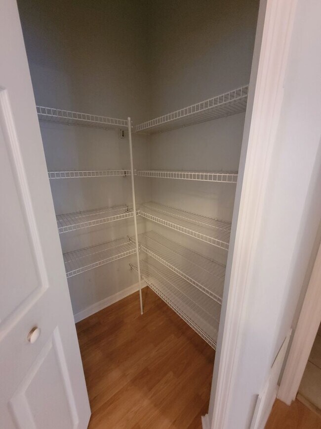 Building Photo - Amazing Renovated 4 bed 3 bath in Davenport