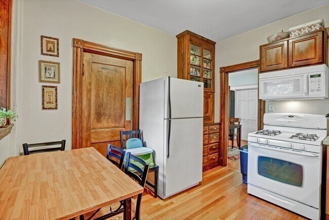 Building Photo - 8 Radcliffe Rd