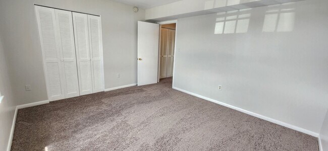 Building Photo - Upper Level One Bedroom Apartment w Covere...