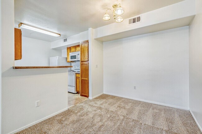 Building Photo - 1 Bedroom 2nd Floor Unit With Balcony!