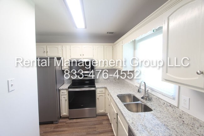 Building Photo - Newly Updated 3BR 2.5BA Townhome in Most C...