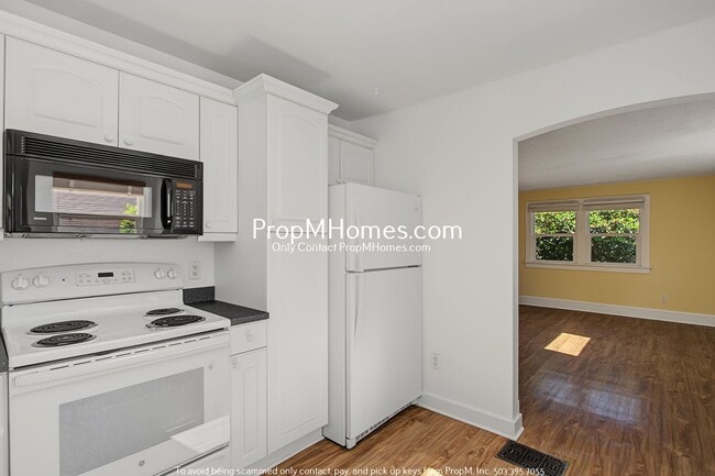 Building Photo - Two Bedroom Bungalow in NE Portland!