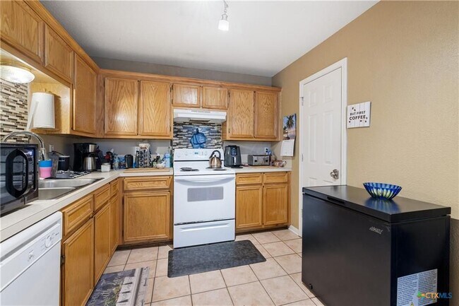 Building Photo - 3210 Raven Dr
