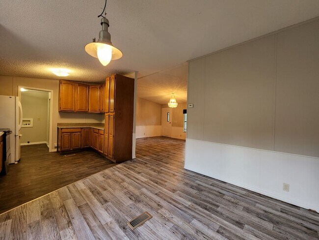 Building Photo - 3 Bed  2 Bath  2 Garage/Workshop and Fenced