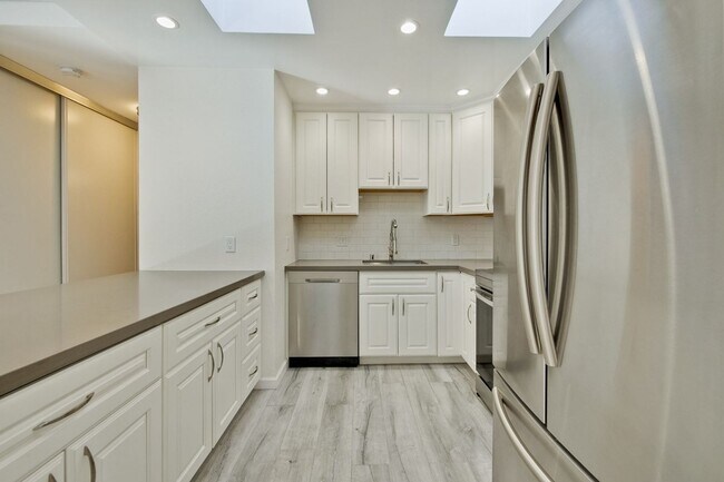 Building Photo - Remodeled 2 Bed 2 Bath Modern Condo with Bonus Loft Area