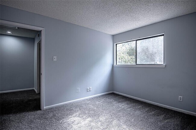 Building Photo - 24468 Country Clb Dr