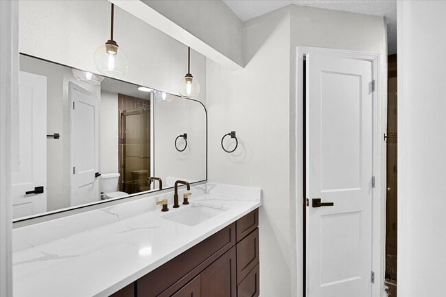 Building Photo - 2601 Village Cir Dr
