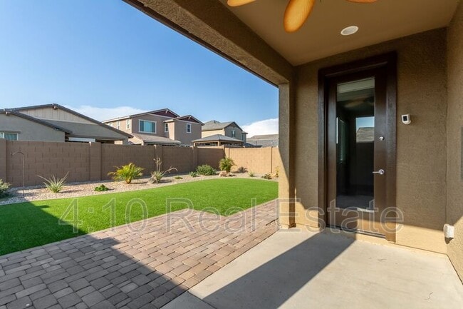 Building Photo - 2222 E Palmdale Ln