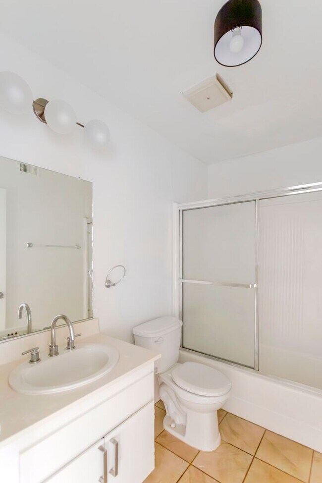 Building Photo - Chatsworth Rent This Now