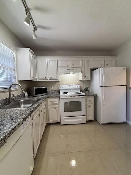 Building Photo - 21902 Lake Forest Cir