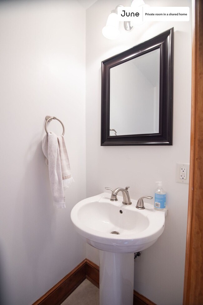 Building Photo - Room in Shared 3 bed/3.5 bath home