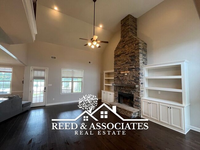 Building Photo - 4 Bedroom Arlington Home with a Lakeside Lot