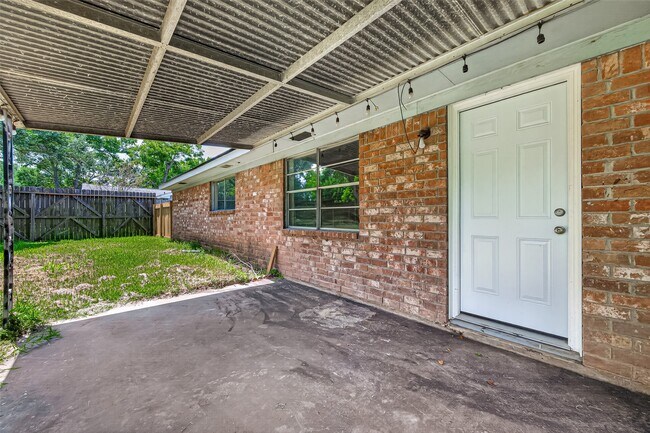 Building Photo - 2013 Long Dr