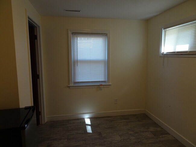 Building Photo - 2 Lantern Ln