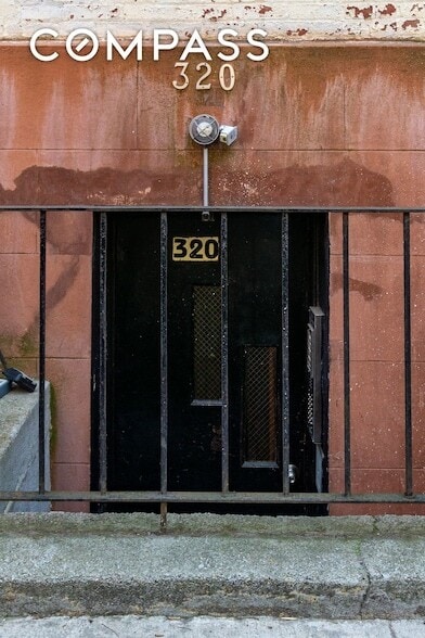 Building Photo - 320 W 20th St