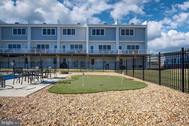 Building Photo - 308 Douglas Ave