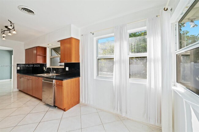 Building Photo - 3812 N Circle Dr