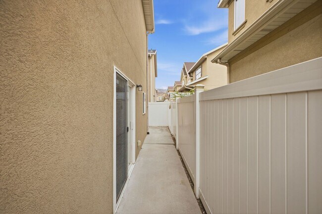 Building Photo - Spacious South Ogden Townhome w/ Garage