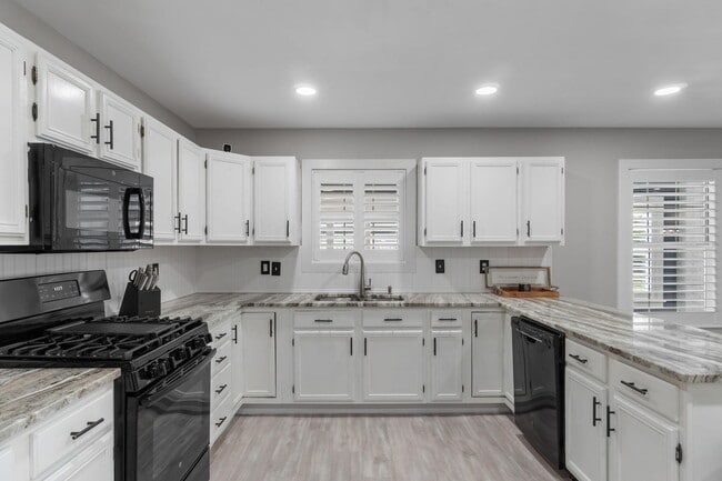 Building Photo - 374 S Shore Dr