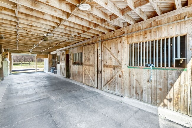 Building Photo - 3 Bedroom/2 Bathroom Equine Farm Home