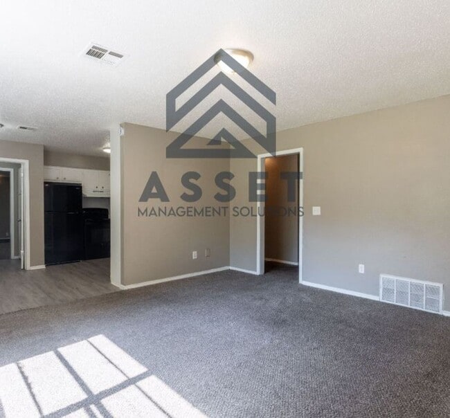 Building Photo - Cute 5 Bedroom House!