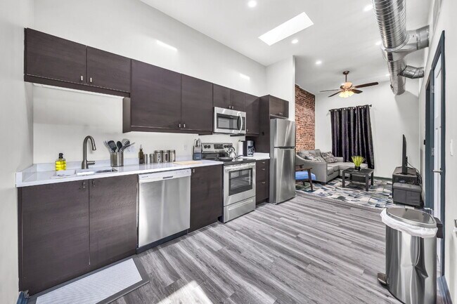 Building Photo - Furnished 2-Bedroom, 2-Bath Apartment near the Medical Campus