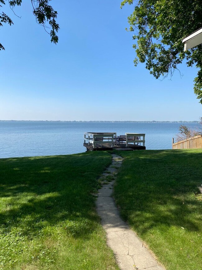 Building Photo - 2 BEDROOM LAKE HOUSE!