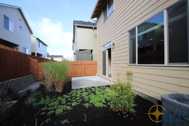 Building Photo - 3005 NE 75th St