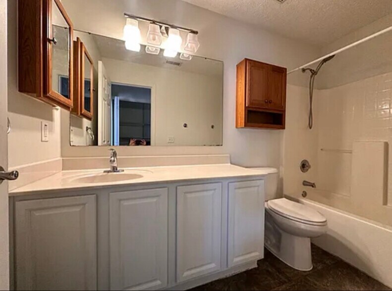 Building Photo - 2844 Sussex Pl Dr