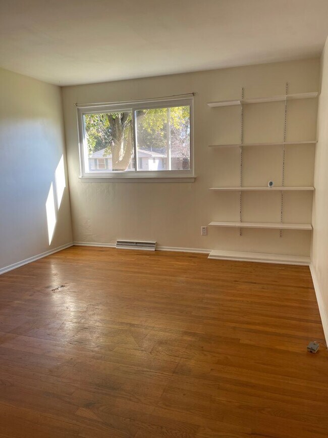 Building Photo - Charming Mid-Century Modern 3 bedroom on the West Side $1700 per month