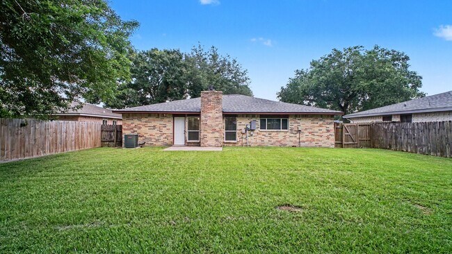 Building Photo - 215 Redbud Cir