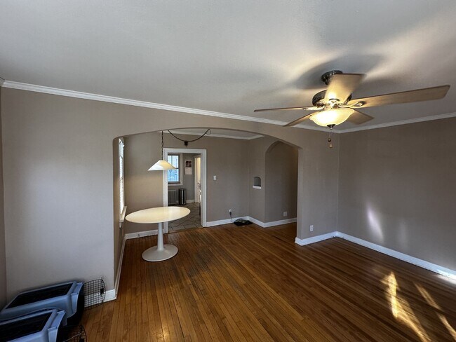 Building Photo - AVAILABLE NOW! "Charming 3-Bedroom Oasis with 2 Full Baths in the Sunset Neighborhood!"