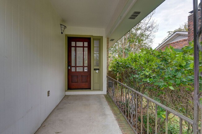 Building Photo - Prime Location! Beautiful Home Only Minutes to The Vista & Downtown