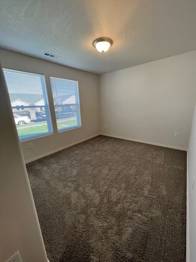 Building Photo - Modern 3 Bed 2 Bath!! Covered Patio!!