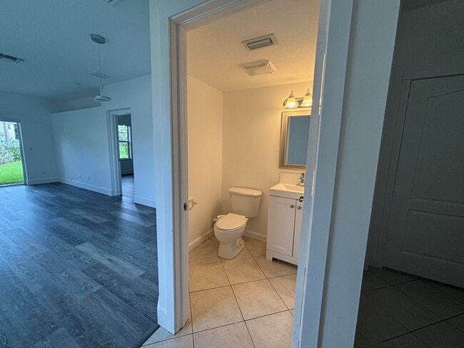 Building Photo - 2630 Creekside Dr