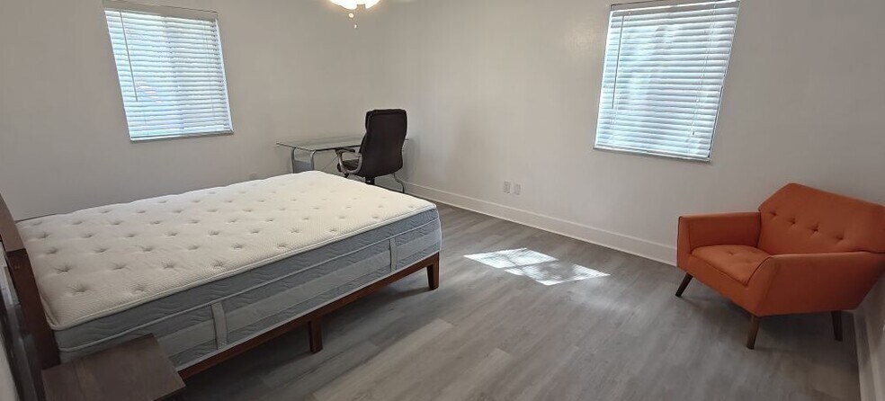 Building Photo - 6519 W Newberry Rd