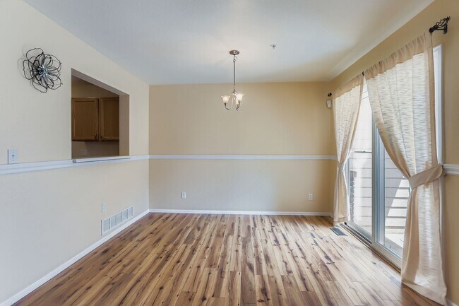 Building Photo - Check out this 2 bed 3 1/2 bath NOW!