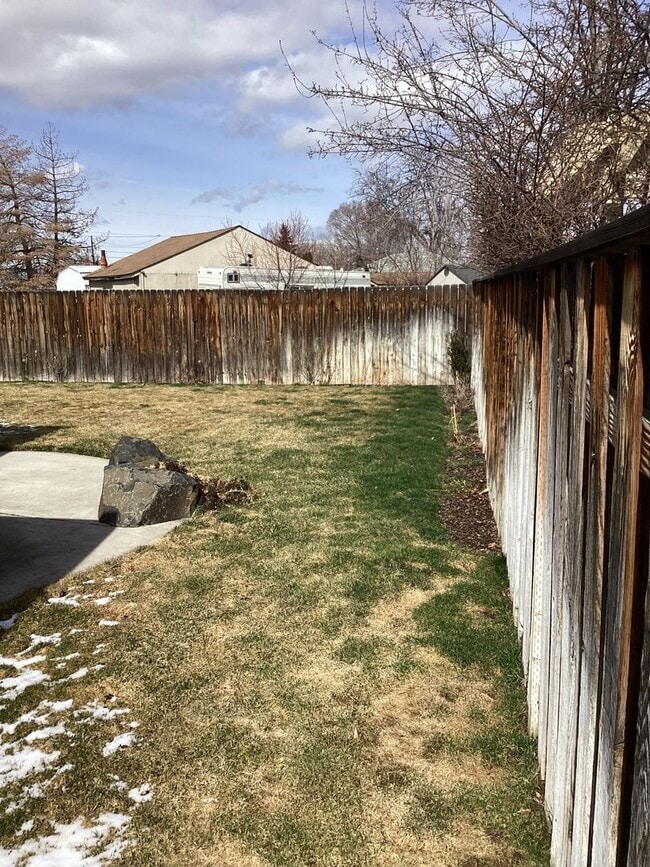 Building Photo - 1335-1335 NE Del Norte Ave