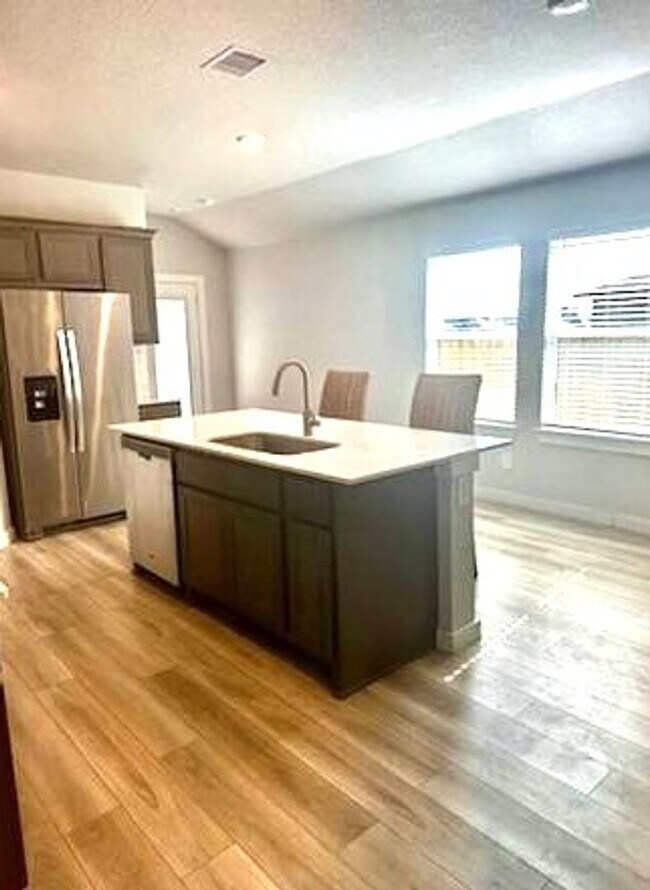 Building Photo - 3 Bedroom, 2 Bath in Midtown Subdivision C...