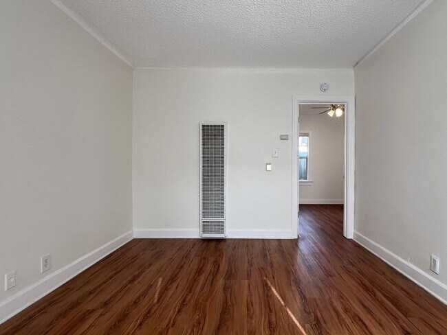 Building Photo - 1162 N Loma Vista Dr