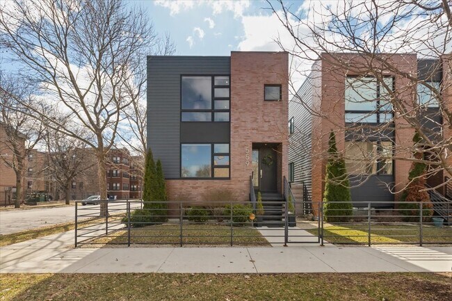 Building Photo - 559 E 50th St