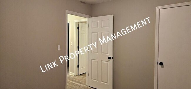 Building Photo - 2310 N Chamberlain Ave