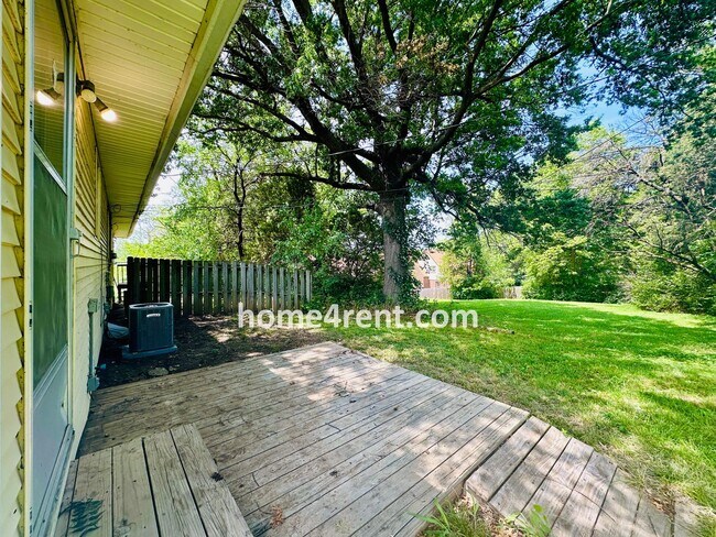 Building Photo - Raised Ranch Style Home in KCK w/ a Finished Basement and Conveniently Located Near I-635!