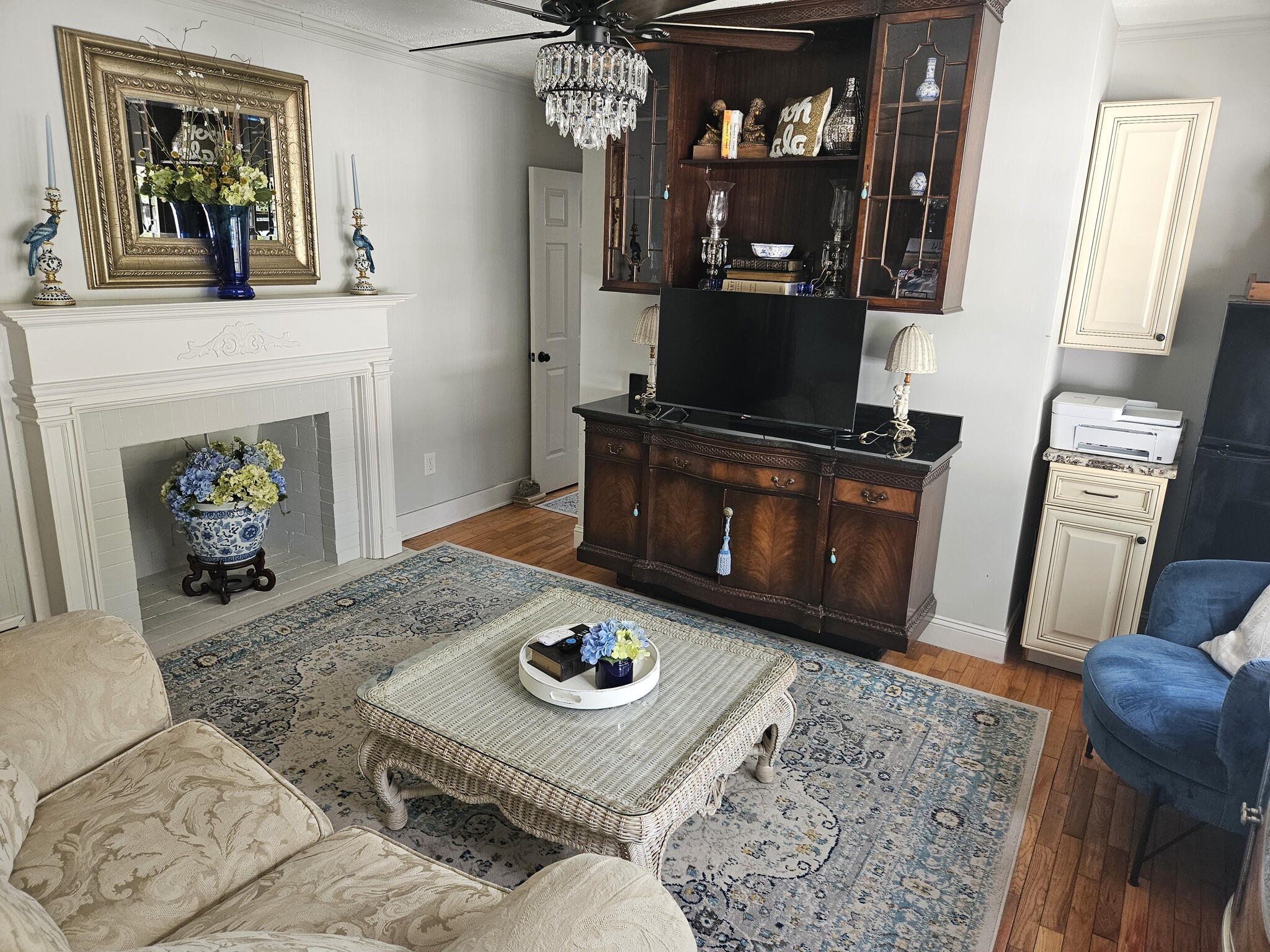 Lightly furnished - 526 N 23rd St