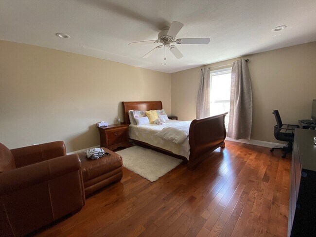 Building Photo - 4 Shadowbrook Ln