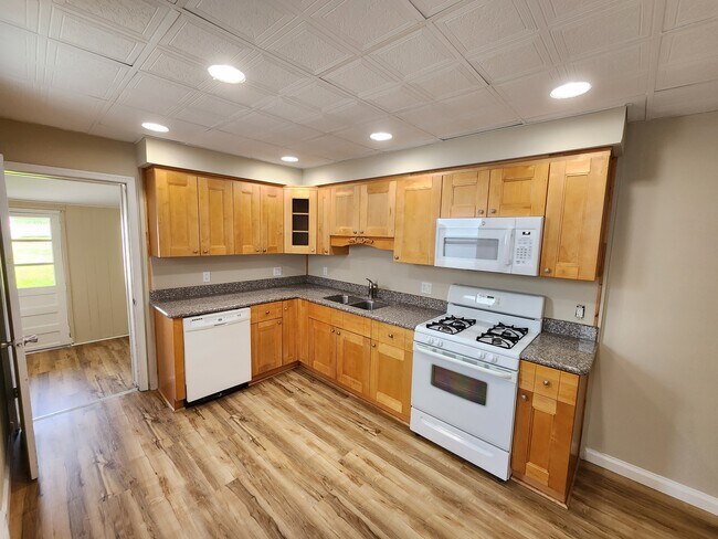 Kitchen - 558 Broad St