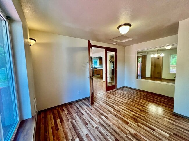 Building Photo - Spacious 4 BD + Den